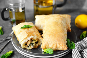 پیراشکی مرغ و اسفناج با خمیر پفکی