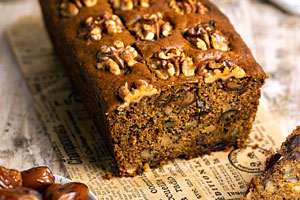 کیک قهوه با خرما و گردو