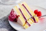 طرز تهیه کیک ژله ای توت فرنگی